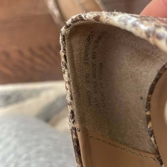 SNAKESKIN PRINT CLOSED TOE WEDGES - Picture 4 of 7